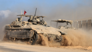 Esta foto tirada de uma posição na fronteira de Israel com a Faixa de Gaza mostra veículos militares israelenses perto da cerca da fronteira no território palestino sitiado em 16 de setembro de 2025. Israel lançou uma nova e massiva campanha de bombardeios na Cidade de Gaza em 16 de setembro, após a visita do Secretário de Estado dos EUA, Marco Rubio, que apoiou o objetivo do aliado de erradicar o movimento palestino Hamas e alertou que pode haver apenas alguns dias para uma solução diplomática. (Foto de Menahem KAHANA / AFP)