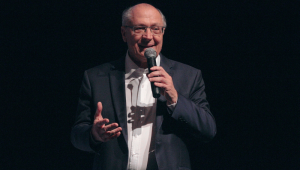 SP - DEMOCRACIA/ALCKMIN/ONTEM - POLÍTICA - O vice-presidente Geraldo Alckmin participa da 12ª edição do evento "Direitos Já!" para celebrar o Dia Internacional da Democracia, no Teatro Tuca, na zona oeste de São Paulo, na noite da segunda-feira, 15 de setembro de 2025. 15/09/2025 - Foto: MARCELO OLIVEIRA/RASPRESS/ESTADÃO CONTEÚDO