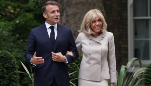 O presidente francês, Emmanuel Macron, e sua esposa, Brigitte Macron, chegam para almoço e reuniões bilaterais no número 10 da Downing Street, em Londres, em 9 de julho de 2025, no segundo dia de uma visita de Estado de três dias ao Reino Unido. O presidente francês, Emmanuel Macron, almoçará com o primeiro-ministro britânico na véspera da 37ª Cúpula Franco-Britânica, onde discutirão oportunidades para fortalecer os laços de defesa. (Foto de Gonzalo Fuentes / POOL / AFP)