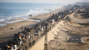 IMAGEM PRINCIPAL - Palestinos deslocados seguem com seus pertences para o sul em uma estrada na área do campo de refugiados de Nuseirat, no centro da Faixa de Gaza, após novas ordens de evacuação israelenses para a Cidade de Gaza em 18 de setembro de 2025. Israel anunciou um grande ataque terrestre na Cidade de Gaza, que, segundo ele, tem como objetivo esmagar o Hamas no maior centro urbano do território palestino. (Foto de Eyad BABA / AFP)