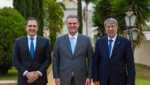 m Brasília, na embaixada da Palestina, o ministro da Agricultura e Pecuária, Carlos Fávaro, participou ao lado do embaixador da Palestina Ibrahim Alzeben, de um encontro de Alto Nível entre com o Conselho de Embaixadores da Liga dos Estados Árabes.