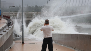 - Um homem observa as ondas quebrando na costa durante o tufão Ragasa, sinal 10, em Hong Kong, China, 24 de setembro de 2025. EFE/EPA/MAY JAMES