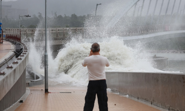 - Um homem observa as ondas quebrando na costa durante o tufão Ragasa, sinal 10, em Hong Kong, China, 24 de setembro de 2025. EFE/EPA/MAY JAMES