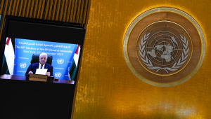 O presidente da Autoridade Palestina, Mahmud Abbas, discursa durante a Assembleia Geral das Nações Unidas na sede da ONU em Nova York, em 25 de setembro de 2025. (Foto de TIMOTHY A. CLARY / AFP)