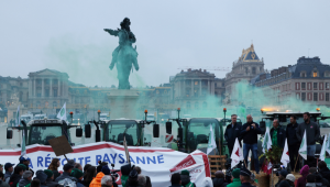 TOPSHOT - Chefe do principal sindicato de agricultores da França, FNSEA (Federation Nationale des syndicats d'exploitants agricoles), Arnaud Rousseau (4ºR), fala com agricultores e ativistas da FNSEA durante um protesto contra a concorrência desleal e o acordo de livre comércio do Mercosul, na Place d'Armes no Chateau de Versailles em Versalhes, em 26 de setembro de 2025. (Foto de GEOFFROY VAN DER HASSELT/AFP)