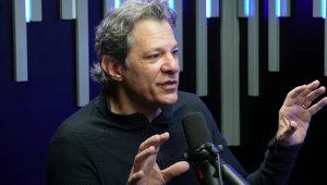 Fernando Haddad, ministro da Fazenda, durante entrevista a podcast. Foto: @podcast3irmaos via Youtube