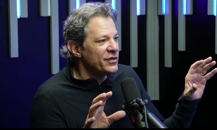 Fernando Haddad, ministro da Fazenda, durante entrevista a podcast. Foto: @podcast3irmaos via Youtube