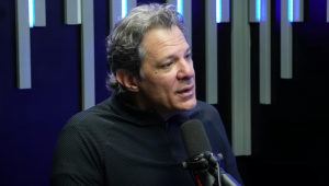 Fernando Haddad, ministro da Fazenda, durante entrevista a podcast. Foto: @podcast3irmaos via Youtube