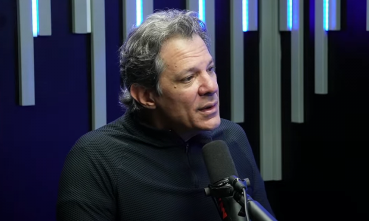 Fernando Haddad, ministro da Fazenda, durante entrevista a podcast. Foto: @podcast3irmaos via Youtube