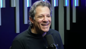 Fernando Haddad, ministro da Fazenda, durante entrevista a podcast. Foto: @podcast3irmaos via Youtube