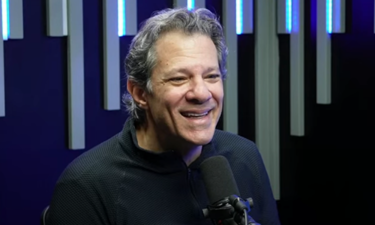 Fernando Haddad, ministro da Fazenda, durante entrevista a podcast. Foto: @podcast3irmaos via Youtube