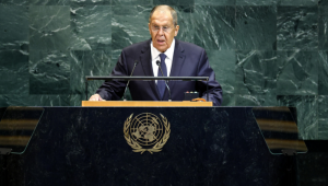O Ministro das Relações Exteriores da Rússia, Sergei Lavrov, discursa na Assembleia Geral das Nações Unidas na sede da ONU em Nova York, em 27 de setembro de 2025. Lavrov acusou Israel no sábado de tentar "explodir" todo o Oriente Médio, criticando os ataques israelenses no Irã e no Catar e se opondo aos apelos para anexar a Cisjordânia. "O uso ilegal da força por Israel contra os palestinos e as ações agressivas contra o Irã, Catar, Iêmen, Líbano, Síria e Iraque hoje ameaçam explodir todo o Oriente Médio", disse Lavrov em um discurso na Assembleia Geral da ONU. (Foto de CHARLY TRIBALLEAU / AFP) Conteúdo relacionado