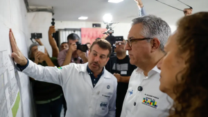 O ministro da Saúde, Alexandre Padilha, visitando hospital