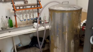 Fábrica no interior de São Paulo era usada para falsificar diversos tipos de bebidas; duas pessoas foram detidas. Foto: Divulgação/Polícia Civil de SP