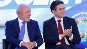 Hugo MOtta e Lula acompanham solenidade