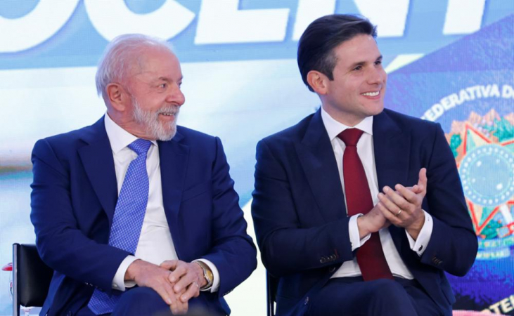 Hugo MOtta e Lula acompanham solenidade