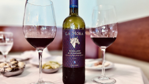 Garrafa de vinho na mesa entre duas taças