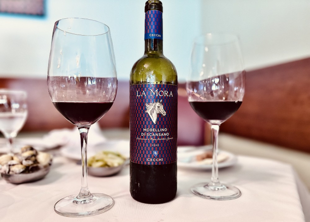 Garrafa de vinho na mesa entre duas taças
