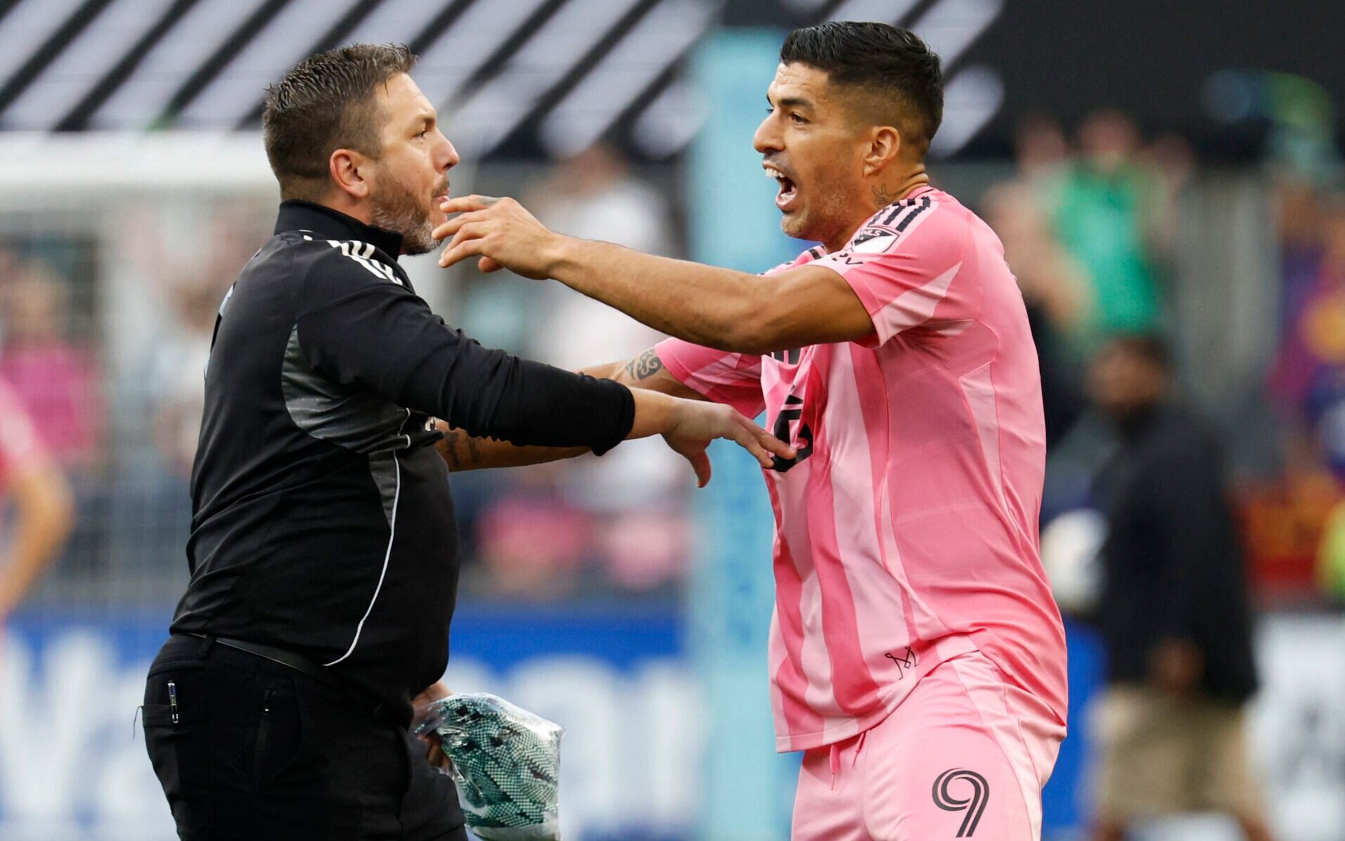 Luis Suárez irritado 