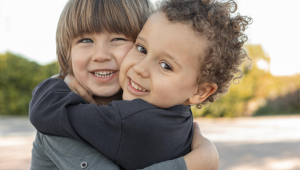 Dia do Irmão: Irmãos se abraçando