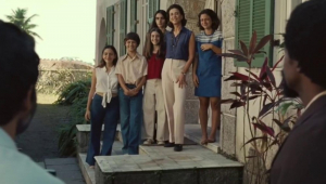 Cena clássica do filme "Ainda Estou Aqui" em que a matriarca Eunice Paiva (Fernanda Torres) pede para a família: "Vamos sorrir"