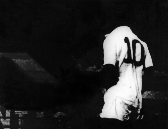 Vestido com a camisa 10 do Santos, Pelé domina a bola durante o Mundial de Clubes de 62 na primeira partida contra o Benfica (Portugal), no estádio do Maracanã