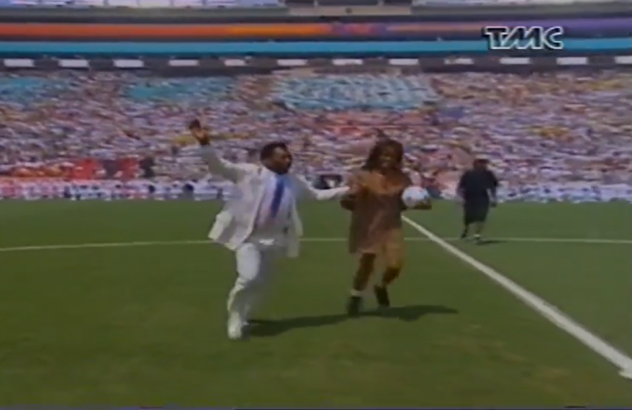 Pelé entra em campo com Whitney Houston na cerimônia de encerramento da Copa de 1994