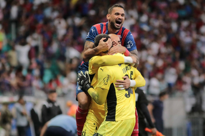 Jogadores do Bahia comemoram gol de Ademir na partida entre Bahia e Palmeiras válida pela 25ª rodada do Campeonato Brasileiro