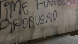 Muro nos arredores do Morumbi com pichação contra a equipe do São Paulo e o dirigente Carlos Belmonte