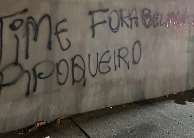 Muro nos arredores do Morumbi com pichação contra a equipe do São Paulo e o dirigente Carlos Belmonte