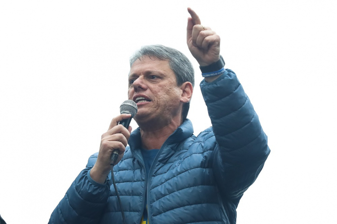 O governador de São Paulo, Tarcísio de Freitas (Republicanos), participa de ato na Avenida Paulista, em São Paulo, neste domingo (7), em defesa da anistia ao ex-presidente Jair Bolsonaro