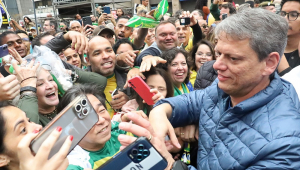 O governador de São Paulo, Tarcísio de Freitas (Republicanos), discursa durante ato na Avenida Paulista, em São Paulo
