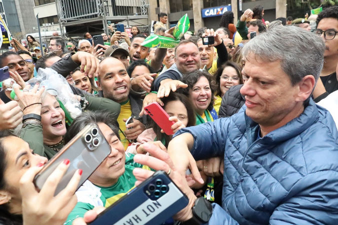 O governador de São Paulo, Tarcísio de Freitas (Republicanos), discursa durante ato na Avenida Paulista, em São Paulo
