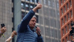 O governador de São Paulo, Tarcísio de Freitas (Republicanos), discursa durante ato na Avenida Paulista