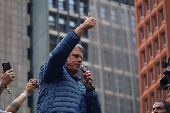 O governador de São Paulo, Tarcísio de Freitas (Republicanos), discursa durante ato na Avenida Paulista