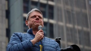 O governador de São Paulo, Tarcísio de Freitas (Republicanos), discursa durante ato na Avenida Paulista, em São Paulo