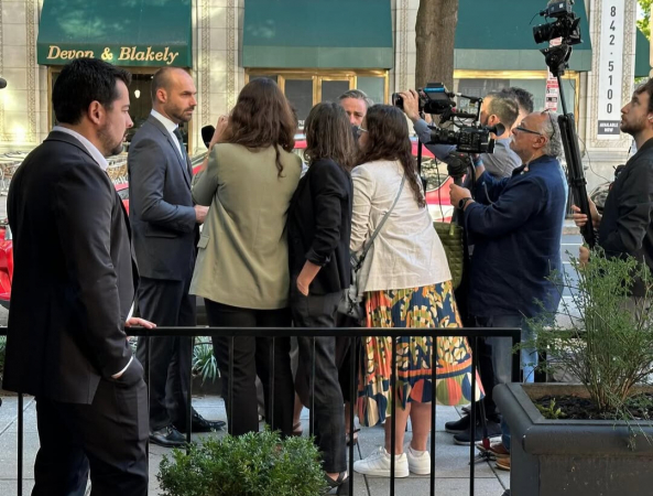 Eduardo Bolsonaro dá entrevista a jornalistas americanos em Washington