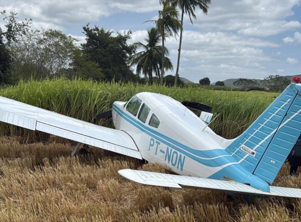 'Avião em, que estava o prefeito de João Pessoa, Cícero Luceno, teve de pousar em cidade da região metropolitana da capital paraibana