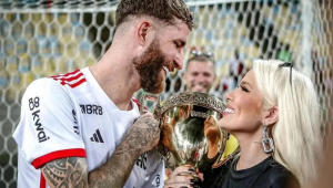 O zagueiro Léo Pereira, do Flamengo, comemora o título do Carioca com a modelo Karoline Lima