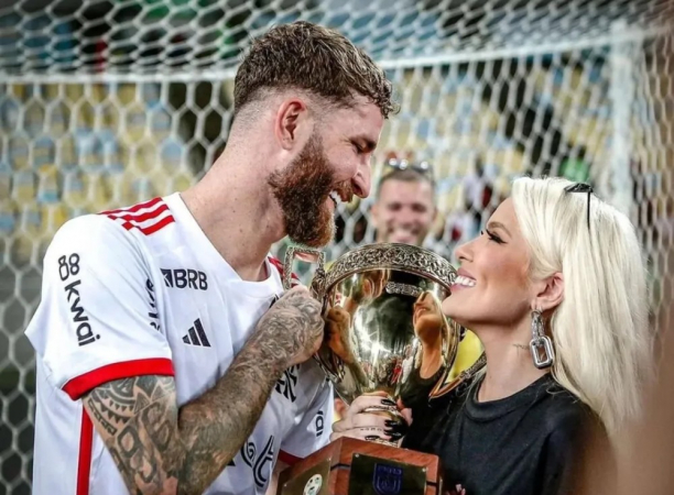 O zagueiro Léo Pereira, do Flamengo, comemora o título do Carioca com a modelo Karoline Lima