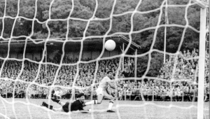 Gol da seleção brasileira na vitória por 3 a 0 sobre a Áustria, estreia da equipe nacional na Copa do Mundo de 1958