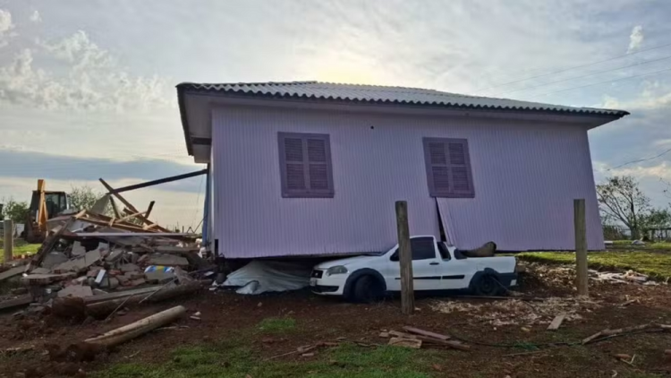Uma casa foi parar em cima de um carro em SC