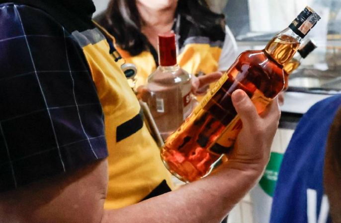 Garrafas apreendidas durante fiscalização em bar na Mooca, zona leste de São Paulo, nesta segunda (29)