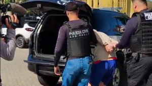 Policiais civis prendem suspeito durante Operação Tracker, que desarticulou uma quadrilha especializada no roubo de cargas de cigarros