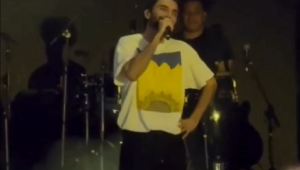 O cantor Silva faz discurso contra famosos durante show realizado em Brasília