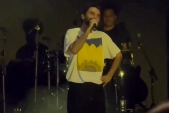 O cantor Silva faz discurso contra famosos durante show realizado em Brasília