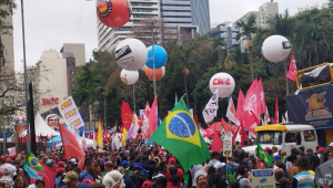 Centrais sindicais, movimentos sociais e partidos de esquerda realizam ato na Praça da República