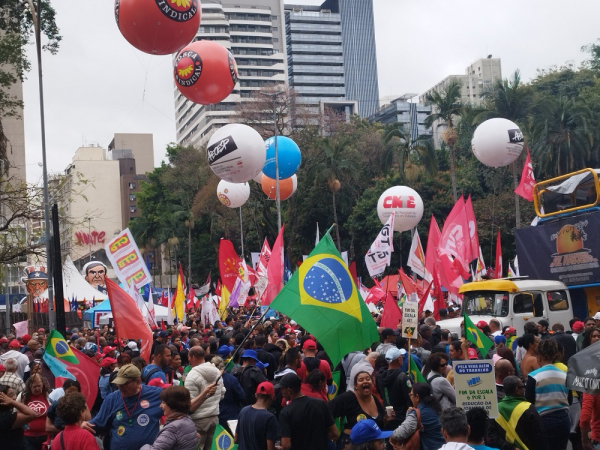 Centrais sindicais, movimentos sociais e partidos de esquerda realizam ato na Praça da República