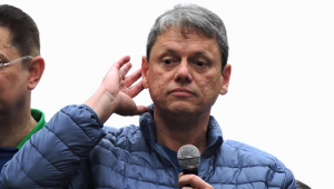 O governador de São Paulo, Tarcísio de Freitas (Republicanos), discursa durante ato na Avenida Paulista, em São Paulo, neste domingo (7)