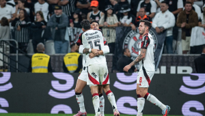 Jogadores do Flamengo comemoram o gol de Luiz Araújo